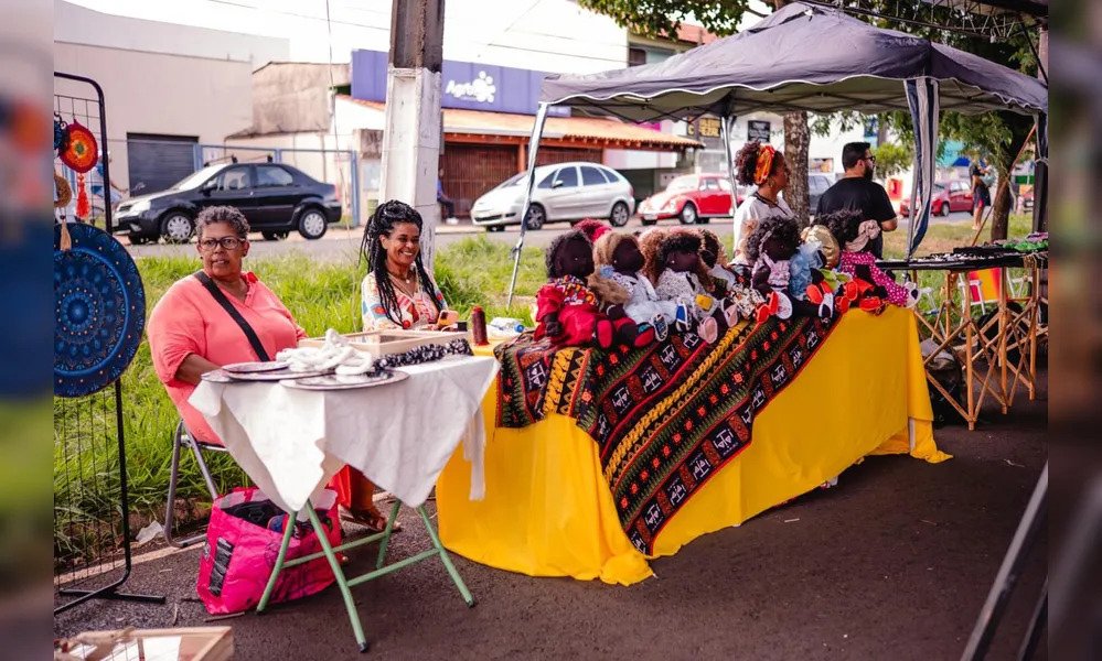 Barraca da Feira Black com artesanato e bonecas negras